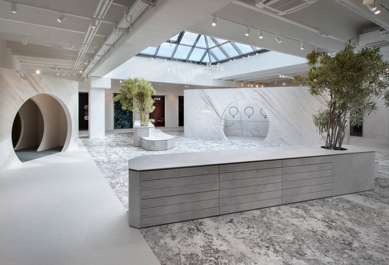 Luce, permeabilità, comfort e bellezza: Area 17 firma il restyling dello showroom FAB Fiandre Architectural Bureau di Castellarano