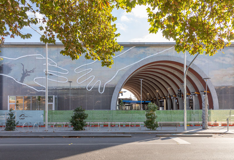 L’opera di abdul abdullah diventa facciata eco-attiva per arden station